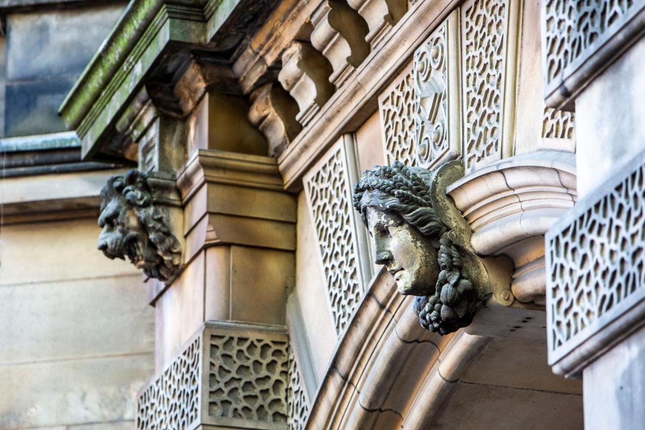 Virgin Hotels Edinburg Exteriör bild Detail of the facade