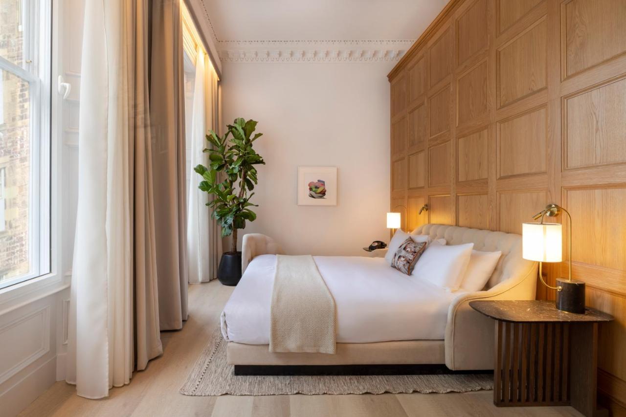 Virgin Hotels Edinburg Exteriör bild A bedroom at The Standard London