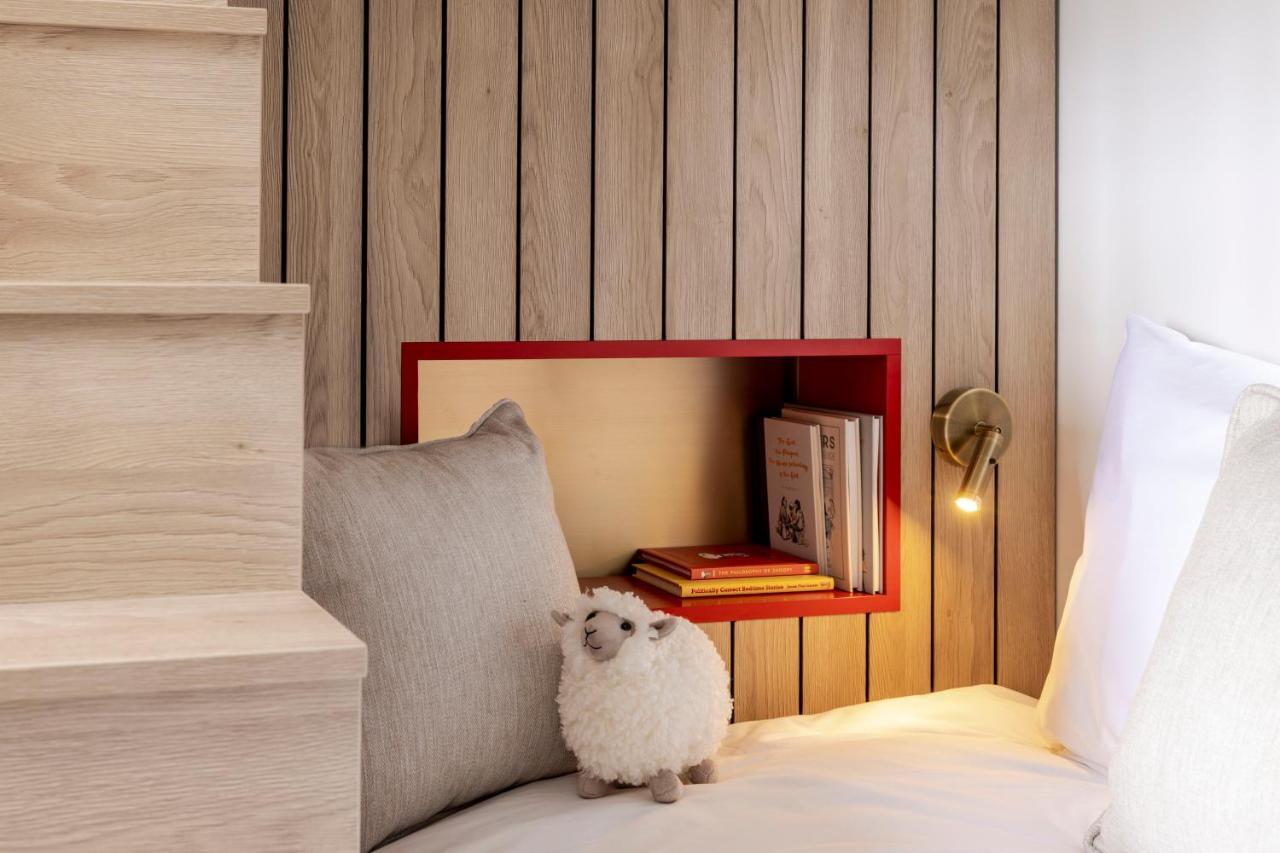 Virgin Hotels Edinburg Exteriör bild A white Bichon Frise