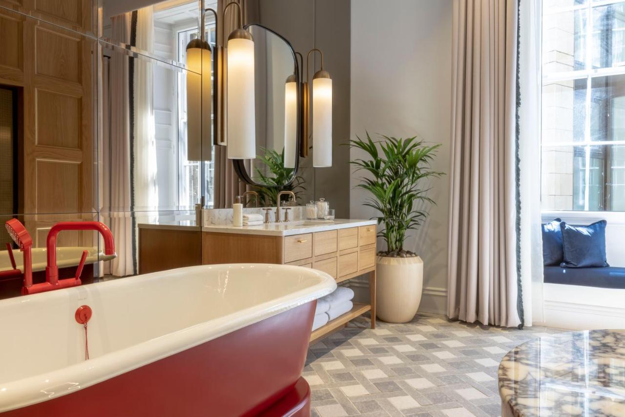 Virgin Hotels Edinburg Exteriör bild Bathroom