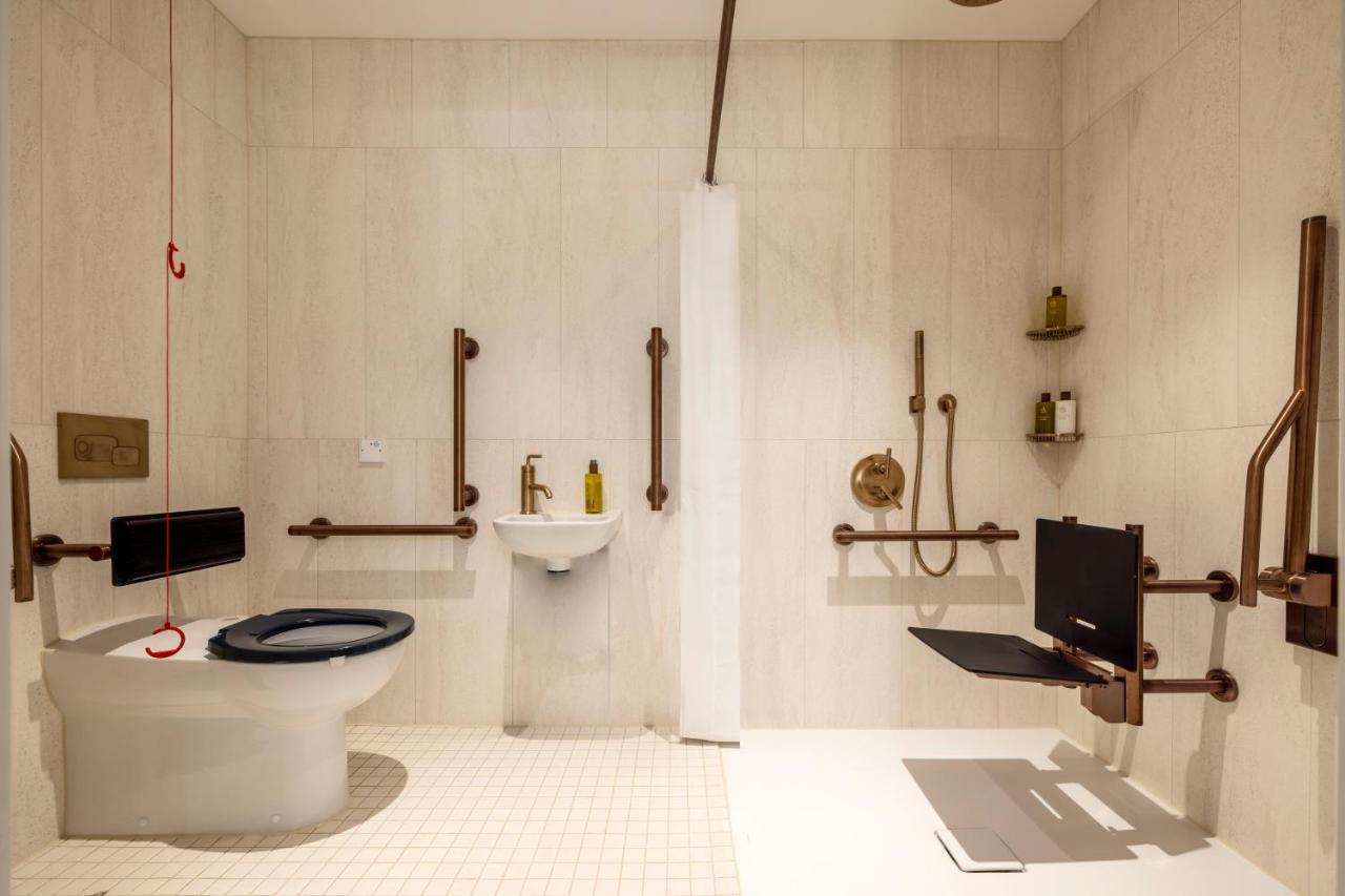 Virgin Hotels Edinburg Exteriör bild Disabled toilet with shower
