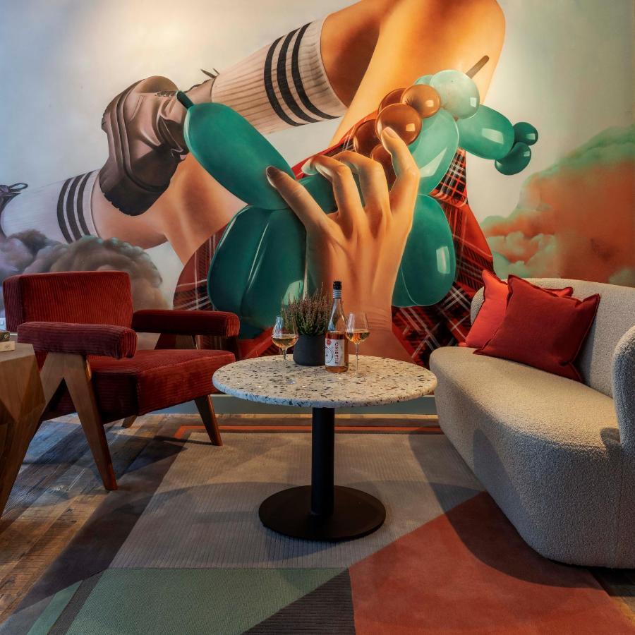 Virgin Hotels Edinburg Exteriör bild The interior of the restaurant