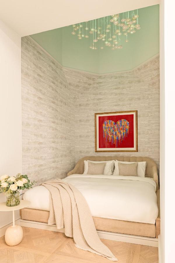 Virgin Hotels Edinburg Exteriör bild A bedroom with a bed